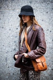 black hat, brown leather jacket, camel leather bag, crossbody bag, beige pullover, fur pullover, used jacket, used bag, vintage look, vintage jacket, vintage bag, leopard printed pants, street style, jonathan paciullo, FW, frenchystyle, fashion week, MFW, MILAN, SPRING SUMMER 2021, SS 21, vertical, detail, model