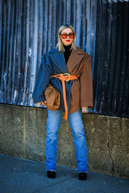 70s sunglasses, dual toned blazer, corail belt, leather belt, jeans, straight cut jeans, pouch, bottega veneta bag, bottega veneta pouch, orange sunglasses, leather platform boots, brown pouch, oversized blazer, black turtleneck, red lips, street style, jonathan paciullo, FW, frenchystyle, fashion week, NYFW, NEW YORK, AUTUMN WINTER 2022-2023, FALL WINTER 2022_2023, FW 22-23, vertical, full length