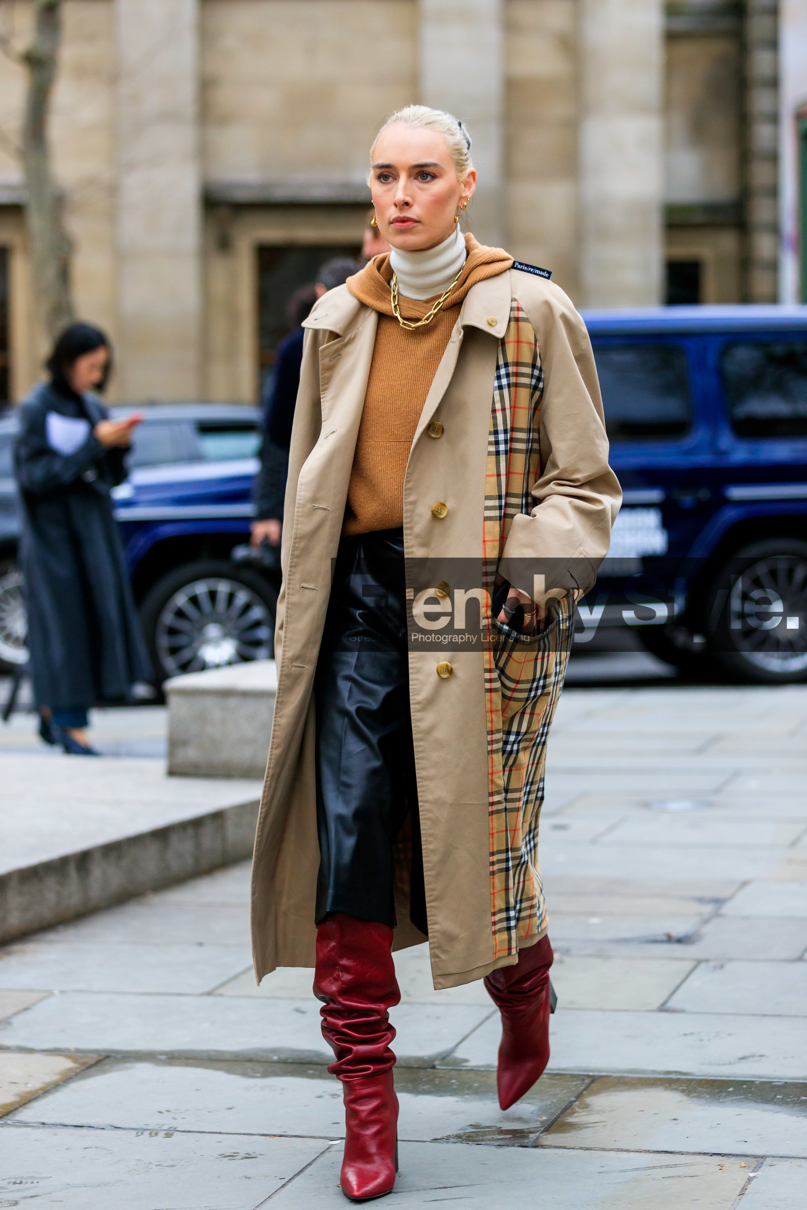 flora macdonald johnston, beige trench coat, checked trench coat, beige hoodie, beige pullover, burgundy leather boots, high boots, high heels boots, white pullover, turtleneck pullover, golden necklace, golden earrings, multi earrings, big chain necklace, black leather skirt, mid long skirt, fashion week, frenchystyle, FW, jonathan paciullo, street style, LFW, LONDON, AUTUMN WINTER 2020-2021, FALL WINTER 2020-2021, FW 20-21, vertical, full length