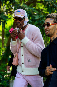 lacoste bag, lacoste cardigan, light pink leather bag, light pink cardigan, mohair cardigan, light pink pants, light pink jeans, light pink scarf, light pink cap, velvet cap, corduroy cap, white cardigan, bicolor cardigan, PARIS, PFW, SPRING SUMMER 2020, SS 20, fashion week, frenchystyle, FW, jonathan paciullo, street style, vertical, atmosphere details, detail