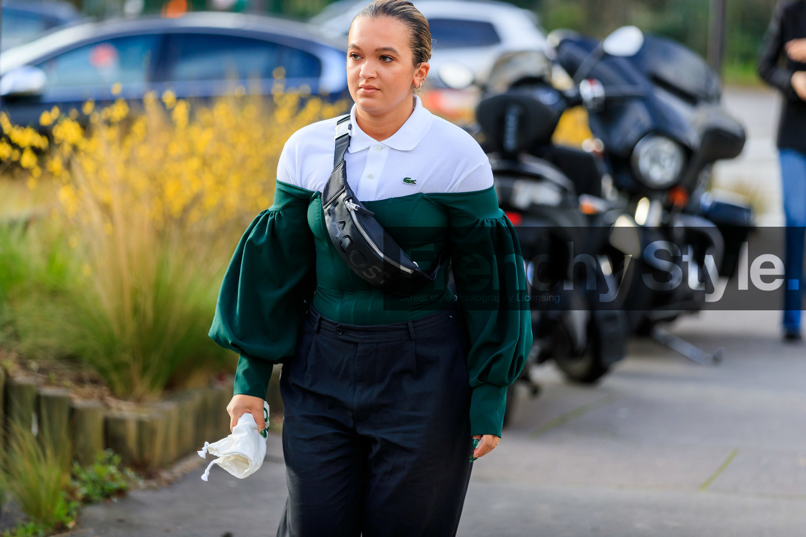 white polo shirt, green top, green blouse, half shoulder blouse, half soulder top, balloon sleeves, layered top, black pants, black bag, black belt, crossbody bag, belt bag, zipped bag, lacoste bag, lacoste belt, lacoste top, lacoste polo shirt, lacoste blouse, fashion week, frenchystyle, FW, jonathan paciullo, street style, PFW, PARIS, horizontal, atmosphere details, detail
