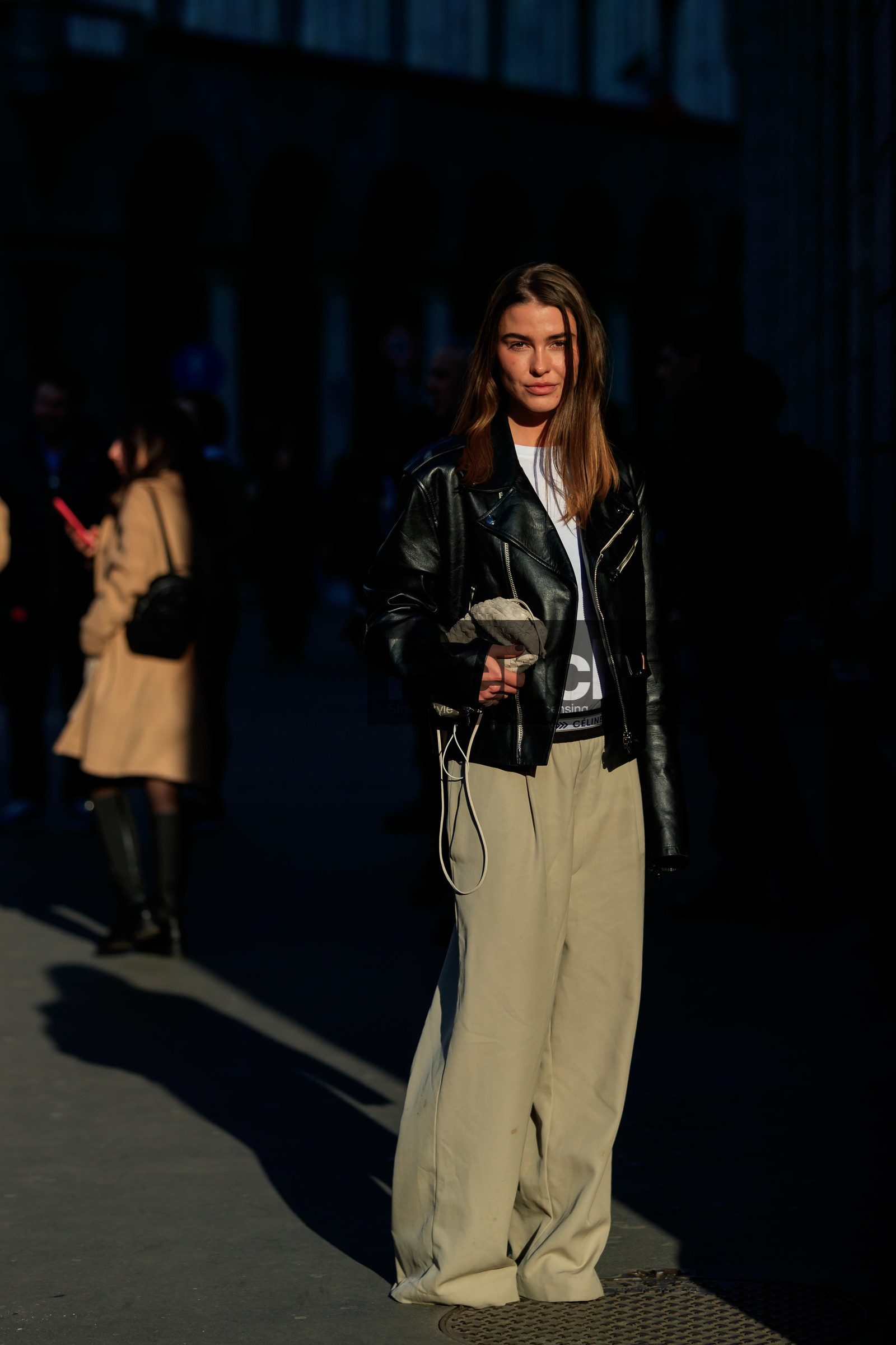 sophia roe, black leather perfecto, light beige leather bag, light beige pants, light beige leather clutch, plaited bag, plaited clutch, plaited leather bag, bottega veneta bag, tailored pants, loose pants, white t-shirt, celine pants, fashion week, frenchystyle, FW, jonathan paciullo, street style, MFW, MILAN, AUTUMN WINTER 2020-2021, FALL WINTER 2020-2021, FW 20-21, vertical, full length