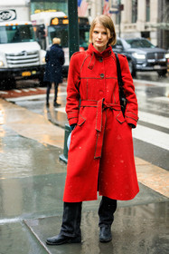 red trench, long trench coat, winter trench, black denim, black handbag, full red look, fashion week, frenchystyle, FW, jonathan paciullo, street style, NYFW, NEW YORK, AUTUMN WINTER 2022-2023, FALL WINTER 2022_2023, FW 22-23, vertical, full length
