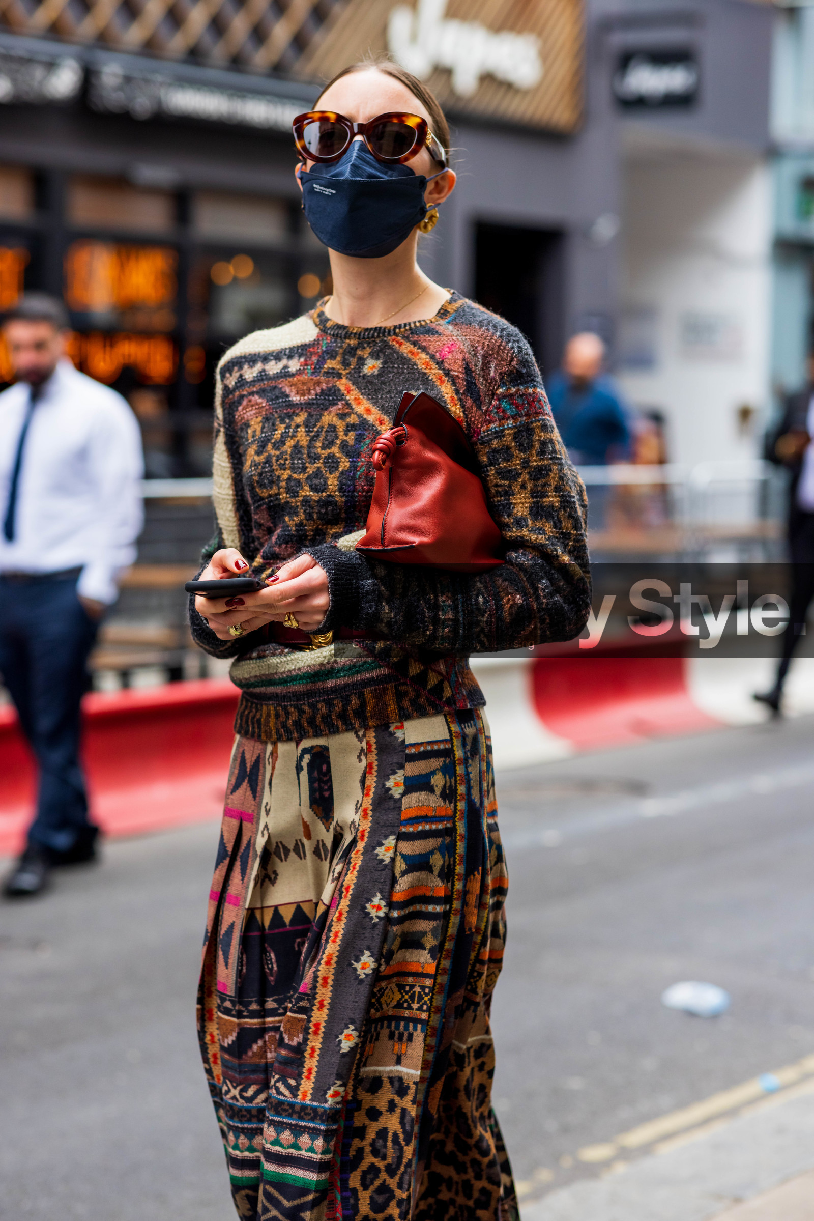 sunglasses, red, long dress, print, trival, fashion week, frenchystyle, FW, jonathan paciullo, street style, SS 22, SPRING SUMMER 2022, LFW, LONDON, vertical, atmosphere details, detail