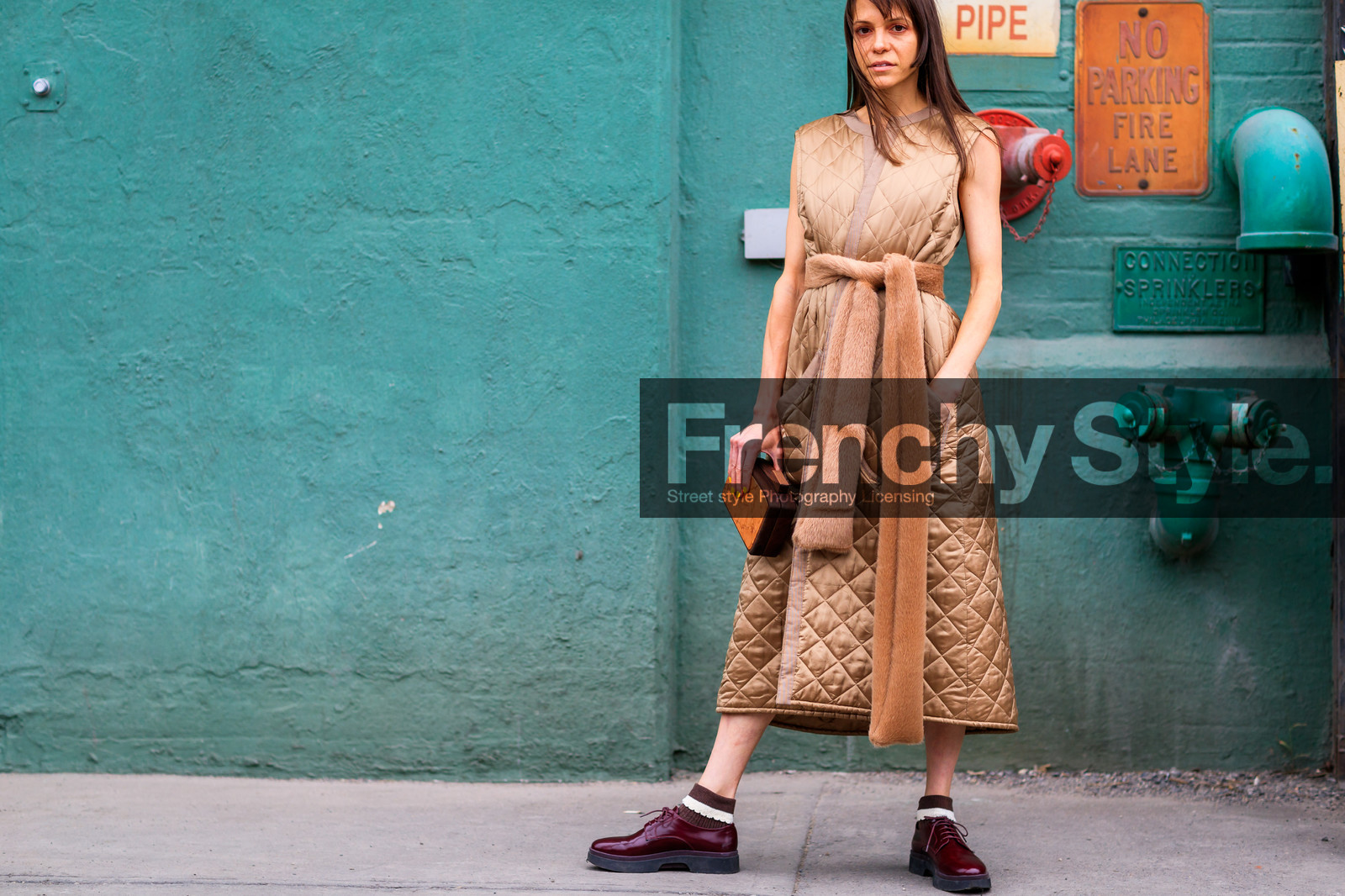 beige belt, beige jacket, bordeaux, burgundy, camel bag, leather bag, leather shoes, red shoes, sleeveless, street style, jonathan paciullo, FW, frenchystyle, fashion week, NYFW, NEW YORK, SPRING SUMMER 2019, SS 19, atmosphere details, horizontal, detail