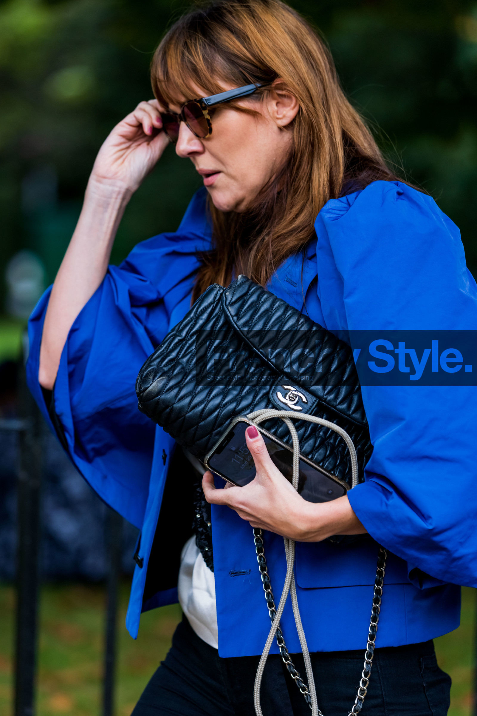 chanel, chanel bag, black, leather, blue, blouse, sunglasses, fashion week, frenchystyle, FW, jonathan paciullo, street style, SS 22, SPRING SUMMER 2022, LFW, LONDON, vertical, atmosphere details, detail