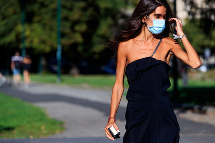 black dress, silk dress, sleeveless dress, strapless dress, asymetrical dress, chain strap dress, drape dress, ruffle dress, covid face mask, chiara totire, fashion week, frenchystyle, FW, jonathan paciullo, street style, MFW, MILAN, SPRING SUMMER 2021, SS 21, horizontal, atmosphere details, detail