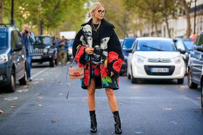 caro daur, valentino bag, valentino coat, valentino dress, black coat, black dress, black glasses, floral embroidered coat, floral embroidered dress, floral printed coat, floral printed dress, red coat, red dress, grey coat, grey dress, mini dress, golden necklace, big chain necklace, multi necklace, light pink leather bag, black leather bag, PARIS, PFW, SPRING SUMMER 2020, SS 20, fashion week, frenchystyle, FW, jonathan paciullo, street style, horizontal, atmosphere details, full length