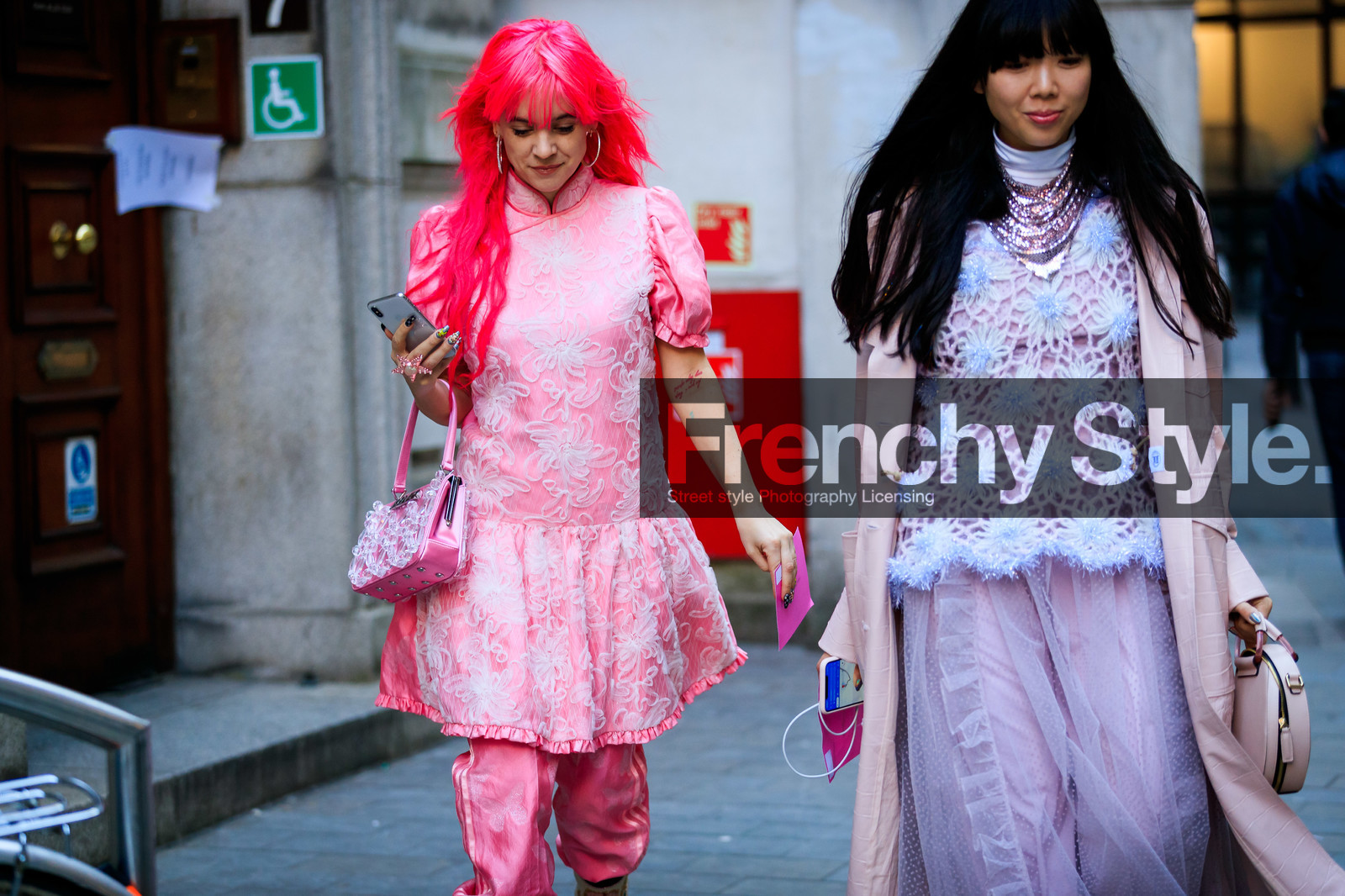 beige boots, dyed hair, embroideries, floral, flowers, glitter, graphic bag, graphic dress, leather bag, necklace, pink bag, pink coat, pink dress, pink hair, pink pants, printed bag, printed dress, purple skirt, purple top, sequined bag, shiny bag, tone on tone, total look pink, trousers, tulle, fashion week, frenchystyle, FW, jonathan paciullo, street style, LFW, LONDON, AUTUMN WINTER 2019-2020, AW 19-20, FW 19-20, FALL WINTER 2019-2020, horizontal, atmosphere details, detail