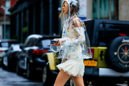 floral, flowers, hood, printed jacket, rain coat, sunglasses, transparent coat, white dress, street style, jonathan paciullo, FW, frenchystyle, fashion week, NYFW, NEW YORK, SPRING SUMMER 2019, SS 19, atmosphere details, horizontal, detail
