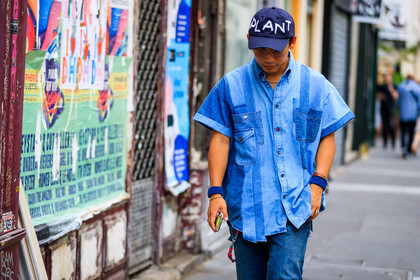 atmosphere details, blue cap, blue denim, denim pants, denim shirt, detail, fashion week, frenchystyle, FW, horizontal, jeans, jonathan paciullo, MENSWEAR, PARIS, PFW, SPRING SUMMER 2018, SS 18, street style, tone on tone, total look denim, trousers