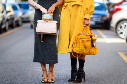 grey dress, long dress, sleeveless dress, knit dress, knitwear, light pink bag, nude bag, fendi bag, plastic bag, sheer bag, peekaboo bag, hand bag, light pink gloves, leather bag, leather gloves, golden strap bag, golden rings, multi bag, golden sandals, black leather sandals, golden chain sandals, yellow dress, yellow jacket, jacket dress, belted dress, belted jacket, long sleeves dress, dress shirt, yellow bag, yellow leather bag, openwork bag, black boots, high boots, high heels boots, fendi boots, shoes detail, bag detail, multi straps sandals, fendi look, fendi dress, tamara kalinic, nina suess, fashion week, frenchystyle, FW, jonathan paciullo, street style, MFW, MILAN, SPRING SUMMER 2021, SS 21, horizontal, atmosphere details, detail