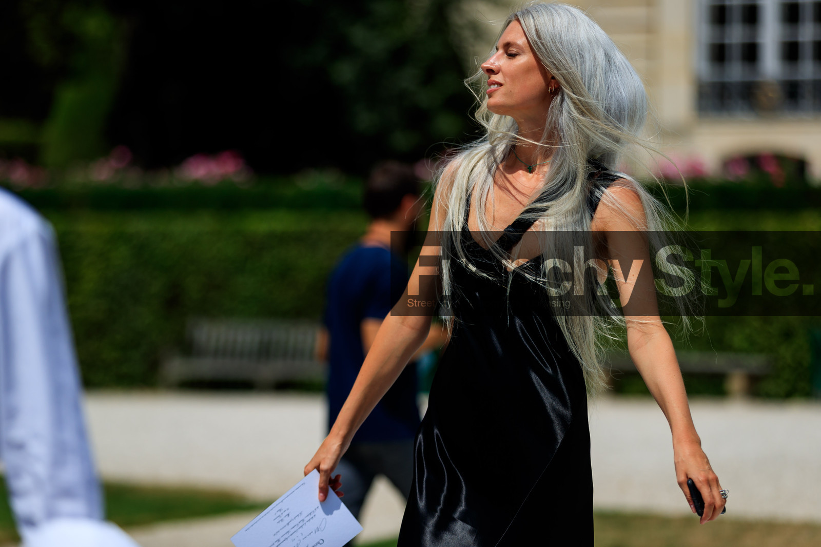 black dress, grey hair, fashion week, frenchystyle, FW, jonathan paciullo, street style, PFW, PARIS, horizontal, atmosphere details, detail, AUTUMN WINTER 2018-2019, FALL WINTER 2018-2019, FW 18-19, sarah harris