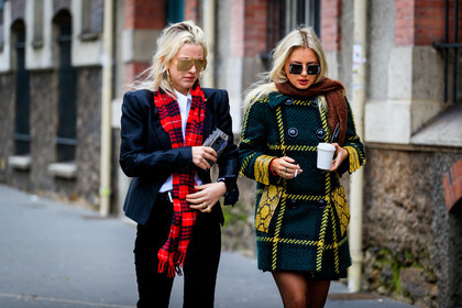 square shape glasses, metalic frame sunglasses, strassed sunglasses, big sunglasses, green coat, yellow coat, yellow leather coat, animal skin coat, checked coat, plaid coat, prada coat, fashion week, frenchystyle, FW, jonathan paciullo, street style, PFW, PARIS, horizontal, atmosphere details, detail