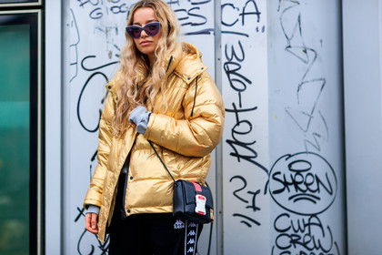 atmosphere details, AUTUMN WINTER 2017-2018, AW 17-18, black bag, black pants, detail, down jacket, FALL WINTER 2017-2018, fashion week, frenchystyle, FW, FW 17-18, golden jacket, horizontal, jonathan paciullo, kappa, leather bag, MFW, MILAN, shiny jacket, street style, sunglasses, trousers