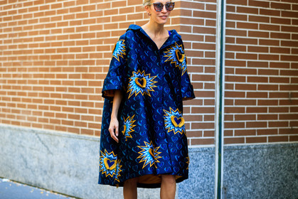 blue dress, graphic dress, oversize, printed dress, shirt dress, sunglasses, street style, jonathan paciullo, FW, frenchystyle, fashion week, MFW, MILAN, SPRING SUMMER 2019, SS 19, atmosphere details, horizontal, detail
