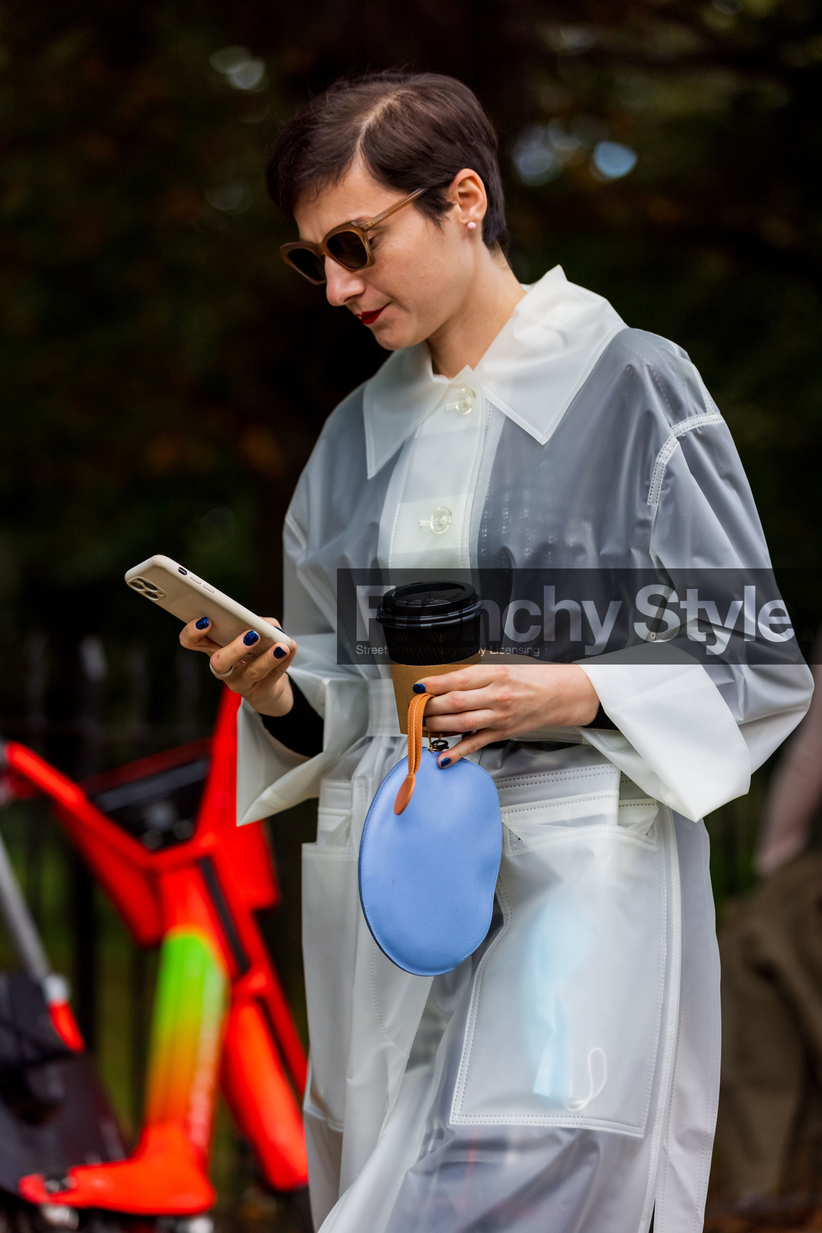 pouch, rain coat, white, sunglasses, details, blue sky, fashion week, frenchystyle, FW, jonathan paciullo, street style, SS 22, SPRING SUMMER 2022, LFW, LONDON, vertical, atmosphere details, detail