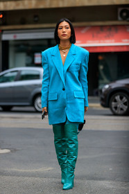 max mara jacket, max mara look, blue jacket, blue tights, high boots, blue leather boots, animal skin boots, blue total look, multi necklace, chain necklace, golden necklace, max mara boots, jacket dress, fashion week, frenchystyle, FW, jonathan paciullo, street style, MFW, MILAN, SPRING SUMMER 2020, SS 20
