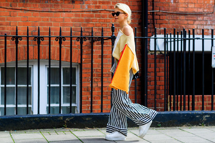 atmosphere details, beige sweater, caro daur, checked sweater, fashion week, frenchystyle, full length, FW, graphic pants, graphic sweater, horizontal, jonathan paciullo, jw anderson, leather shoes, LFW, LONDON, multicolor sweater, plaid, printed sweater, SPRING SUMMER 2018, SS 18, street style, striped pants, trousers, white sneakers