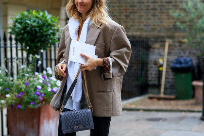 oversize jacket, beige jacket, louis vuitton jacket, miu miu bag, grey leather bag, chain strap bag, quilted bag, white sweatshirt, hand jewellery, golden bracelet, diamond ring, fashion week, frenchystyle, FW, jonathan paciullo, street style, atmosphere details, horizontal, detail