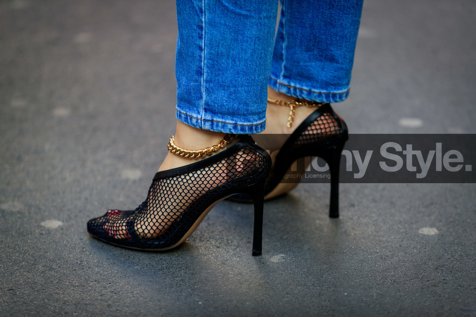 ankle bracelet, golden bracelet, blue jeans, black shoes, black leather shoes, fishnet shoes, high heels shoes, bottega veneta shoes, close up detail, shoes detail, fashion week, frenchystyle, FW, jonathan paciullo, street style, MFW, MILAN, AUTUMN WINTER 2020-2021, FALL WINTER 2020-2021, FW 20-21, horizontal, atmosphere details, detail