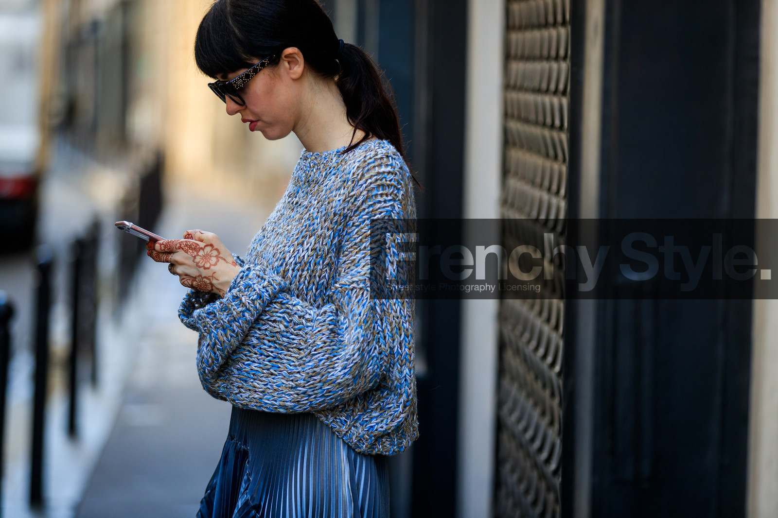 grey skirt, grey sweater, pleated skirt, sunglasses, tattoos, fashion week, frenchystyle, FW, jonathan paciullo, street style, PFW, PARIS, atmosphere details, horizontal, detail, AUTUMN WINTER 2018-2019, FALL WINTER 2018-2019, FW 18-19