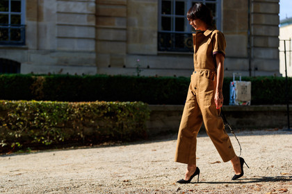 atmosphere details, black bag, black shoes, brown jumpsuit, christian dior, fashion week, frenchystyle, full length, FW, graphic bag, high heels, horizontal, jonathan paciullo, leather bag, leather shoes, leila yavari, monogram, PARIS, PFW, printed bag, SPRING SUMMER 2018, SS 18, street style, trousers
