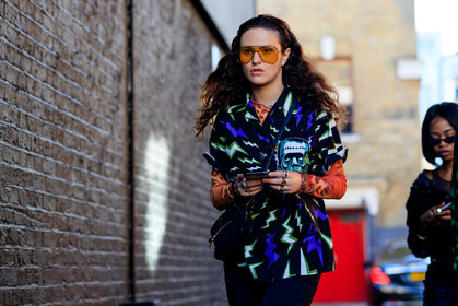 aviator sunglasses, orange sunglasses, carrera sunglasses, printed shirt, short sleeves shirt, tie and dye top, multi rings, signet ring, crossbody bag, prada bag, black bag, prada shirt, fashion week, frenchystyle, FW, jonathan paciullo, street style, atmosphere details, horizontal, detail