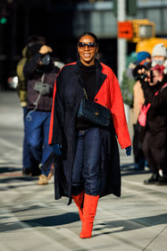 red boots, highknee boots, dark jeans, dark denim, red trench coat, dual toned trench, classic chanel bag, chanel handbag, black sunglasses, black jumper, blue gloves, leather gloves, big creole, big loops, big loops earrings, tiffany reid, street style, jonathan paciullo, FW, frenchystyle, fashion week, NYFW, NEW YORK, AUTUMN WINTER 2022-2023, FALL WINTER 2022_2023, FW 22-23, vertical, full length