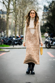 pilot sunglasses, wavy hair, knitted dress, ivory turtleneck, knitweat, black boots, yellow mustard bag, mini bag, Allegra shaw, fashion week, frenchystyle, FW, jonathan paciullo, street style, AUTUMN WINTER 2022-2023, FALL WINTER 2022_2023, FW 22-23, PFW, PARIS, vertical, full length