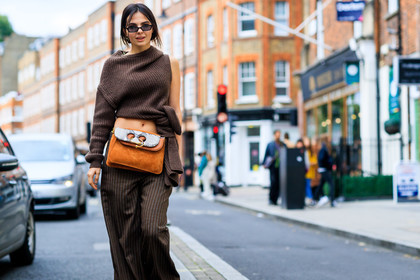 atmosphere details, brown bag, brown pants, brown sweater, detail, doina ciobanu, fashion week, frenchystyle, FW, horizontal, jonathan paciullo, jw anderson, leather bag, LFW, LONDON, SPRING SUMMER 2018, SS 18, street style, trousers