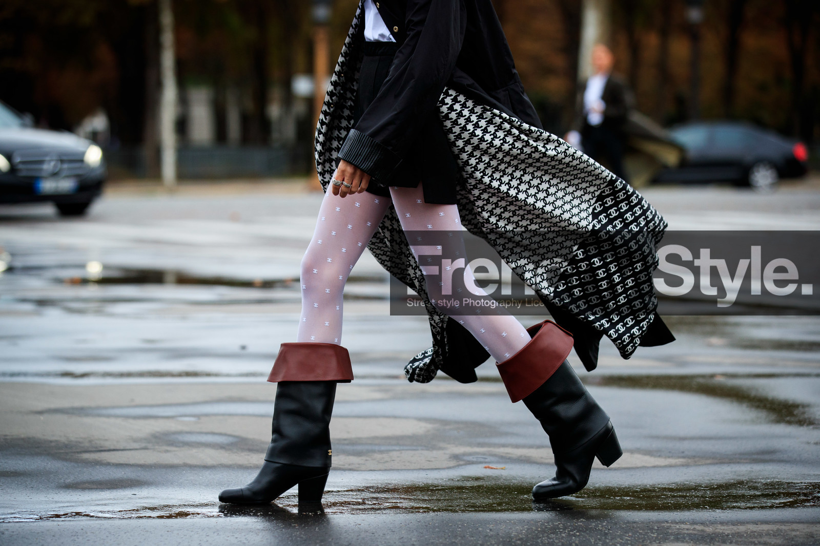 chloe loulou de saison, black cape, white cape, houndstooth printed cape, houndstooth printed jacket, houndstooth printed trenchcoat, black trench coat, white trench coat, monogrammed trench coat, monogrammed cape, black shorts, white tights, plumetis tights, monogrammed tights, black leather boots, brown leather boots, chanel total look, chanel jacket, chanel shorts, chanel tights, chanel boots, chanel trenchcoat, PARIS, PFW, fashion week, frenchystyle, FW, jonathan paciullo, street style, SPRING SUMMER 2021, SS 21, horizontal, atmosphere details, detail