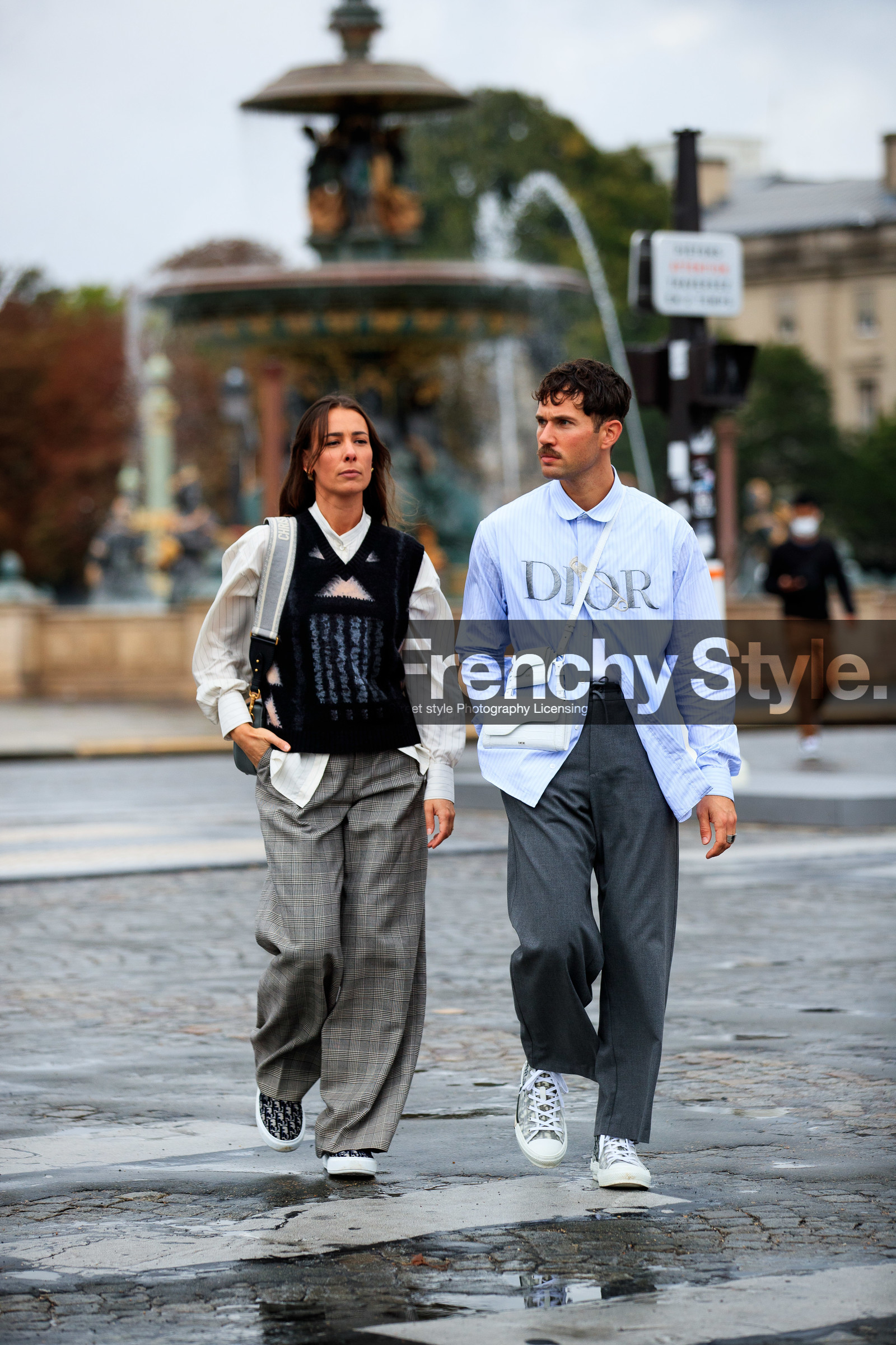 alice & j.s, alice barbier, JS roques, black pullover, striped pullover, sleeveless pullover, white shirt, striped shirt, dior bag, dior pullover, dior shirt, dior strap bag, dior pants, dior total look, dior shoes, grey pants, checked pants, plaid pants, loose pants, monogrammed shoes, monogrammed sneakers, grey sneakers, grey shoes, light blue shirt, white leather bag, crossbody bag, embroidered shirt, logo printed shirt, animal skin bag, fashion week, frenchystyle, FW, jonathan paciullo, street style, PFW, PARIS, SPRING SUMMER 2021, SS 21, vertical, full length