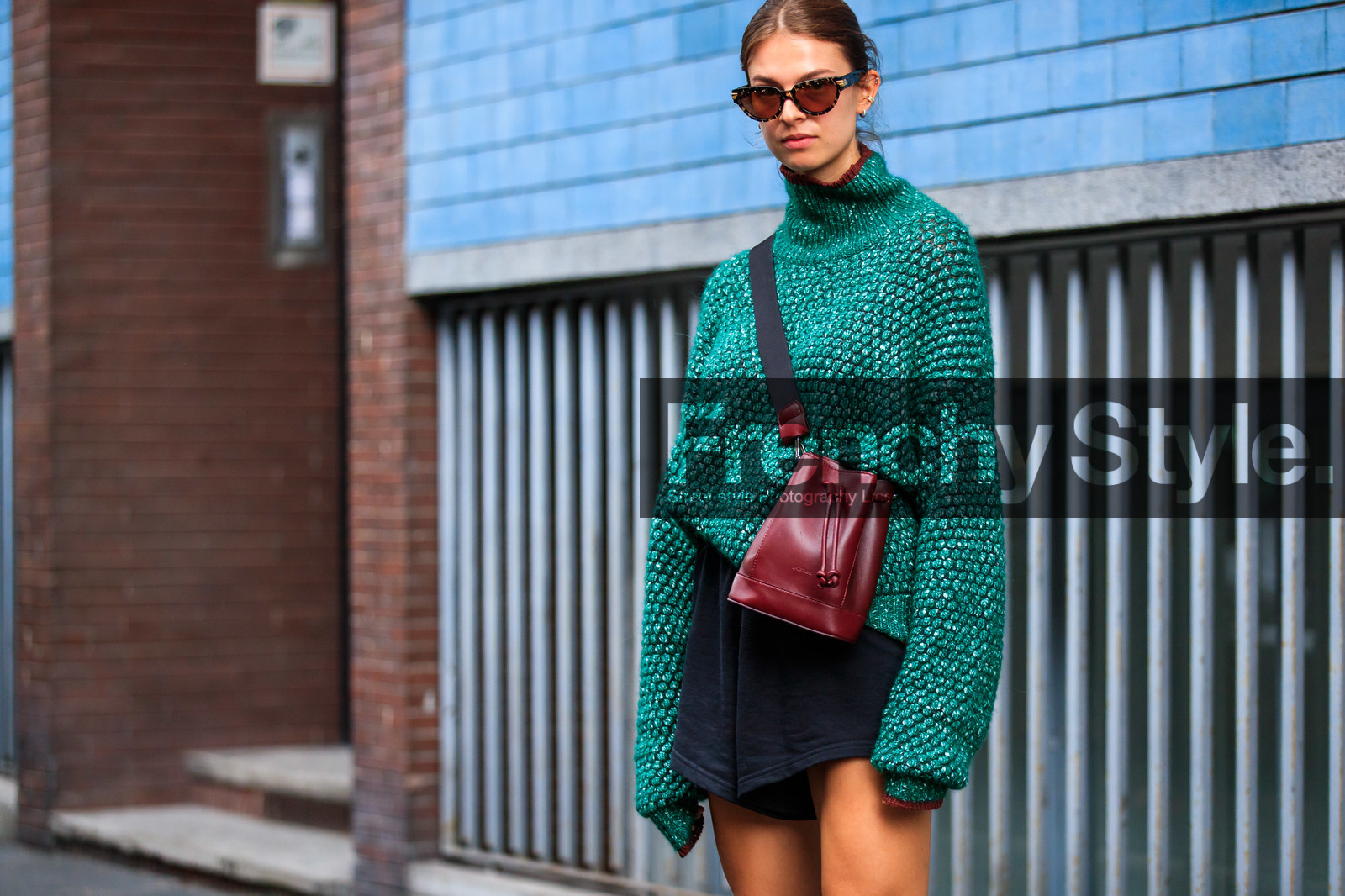 green pullover, turtleneck pullover, crossbody bag, burgundy leather bag, bucket bag, scale sunglasses, bottega veneta sunglasses, sportmax bag, black shorts, jacqueline zelwis, street style, jonathan paciullo, FW, frenchystyle, fashion week, MFW, MILAN, SPRING SUMMER 2021, SS 21, horizontal, atmosphere details, detail