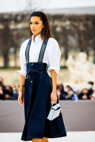 white shirt, denim skirt, midi skirt, dior, dior skirt, mini bag, white bag, fashion week, frenchystyle, FW, jonathan paciullo, street style, AUTUMN WINTER 2022-2023, FALL WINTER 2022_2023, FW 22-23, PFW, PARIS, vertical, detail