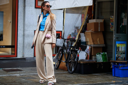 light beige jacket, light beige pants, light beige suits, blue polo shirt, crossbody bag, mini bag, light pink bag, fendi bag, oversize pants, celine sunglasses, scale sunglasses, butterfly sunglasses, street style, jonathan paciullo, FW, frenchystyle, fashion week, MFW, MILAN, SPRING SUMMER 2021, SS 21, horizontal, atmosphere details, full length
