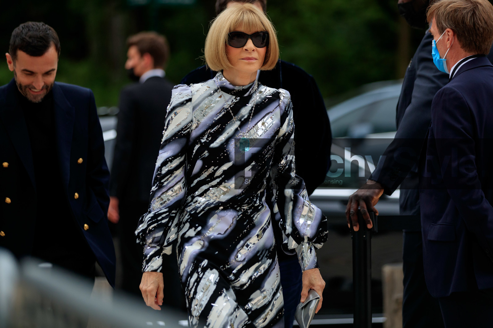 striped dress, grey dress, black dress, zebra printed dress, sequins dress, embroidered dress, long sleeves dress, long dress, strassed dress, louis vuitton dress, anna wintour, fashion week, frenchystyle, FW, jonathan paciullo, street style, PFW, PARIS, AUTUMN WINTER 2021-2022, FALL WINTER 2021-2022, FW 21-22, atmosphere details, horizontal, detail