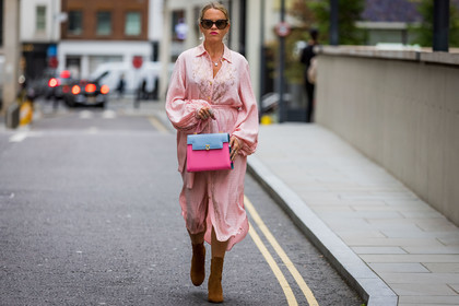 dress, midi dress, bottines, camel, pink, sunglasses, handbag, blue, necklace, fashion week, frenchystyle, FW, jonathan paciullo, street style, SPRING SUMMER 2022, SS 22, LFW, LONDON, horizontal, full length, atmosphere details