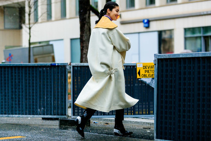 light yellow trenchcoat, yellow trench coat, bicolor trench coat, back details, black polish boots, cowboy boots, low boots, high heels boots, fashion week, frenchystyle, FW, jonathan paciullo, street style, PFW, PARIS, horizontal, atmosphere details, full length