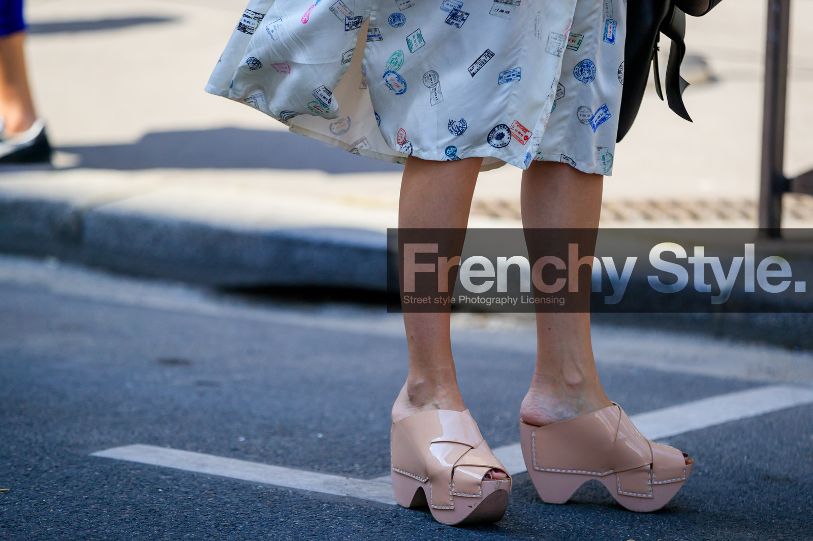 graphic skirt, high heels, leather shoes, pink shoes, printed skirt, white skirt, fashion week, frenchystyle, FW, jonathan paciullo, street style, PFW, PARIS, atmosphere details, horizontal, detail, AUTUMN WINTER 2018-2019, FALL WINTER 2018-2019, FW 18-19