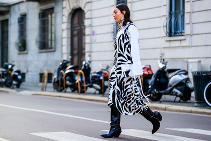 atmosphere details, AUTUMN WINTER 2017-2018, AW 17-18, black and white, black shoes, earrings, FALL WINTER 2017-2018, fashion week, frenchystyle, full length, FW, FW 17-18, horizontal, jonathan paciullo, leather shoes, MFW, MILAN, oversize, printed dress, rachael wang, street style, white shirt, zebra