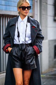 dark grey coat, black leather shorts, white shirt, black sunglasses, square shape glasses, bag necklace, round shape necklace, round shape bag, black necklace, black bag, etro bag, etro look, etro coat, oversize coat, celine sunglasses, caro daur, street style, jonathan paciullo, FW, frenchystyle, fashion week, MFW, MILAN, SPRING SUMMER 2021, SS 21, vertical, detail