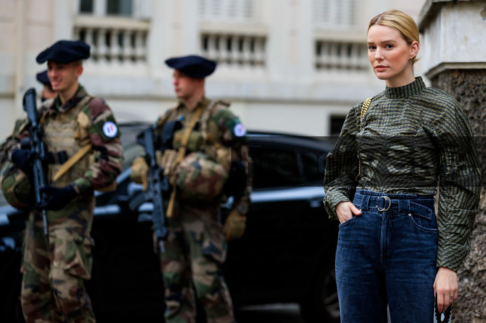 megan adelaide, kaki blouse, high collar blouse, checked blouse, high waist jeans, blue jeans, denim, belted pants, fashion week, frenchystyle, FW, jonathan paciullo, street style, PFW, PARIS, horizontal, atmosphere details, detail