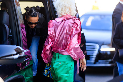 atmosphere details, detail, fashion week, frenchystyle, FW, glitter, graffiti, graphic bag, green pants, gucci, horizontal, jonathan paciullo, leather bag, MFW, MILAN, multicolor bag, pink shirt, pleats, printed bag, shiny shirt, SPRING SUMMER 2018, SS 18, street style, sunglasses, trousers