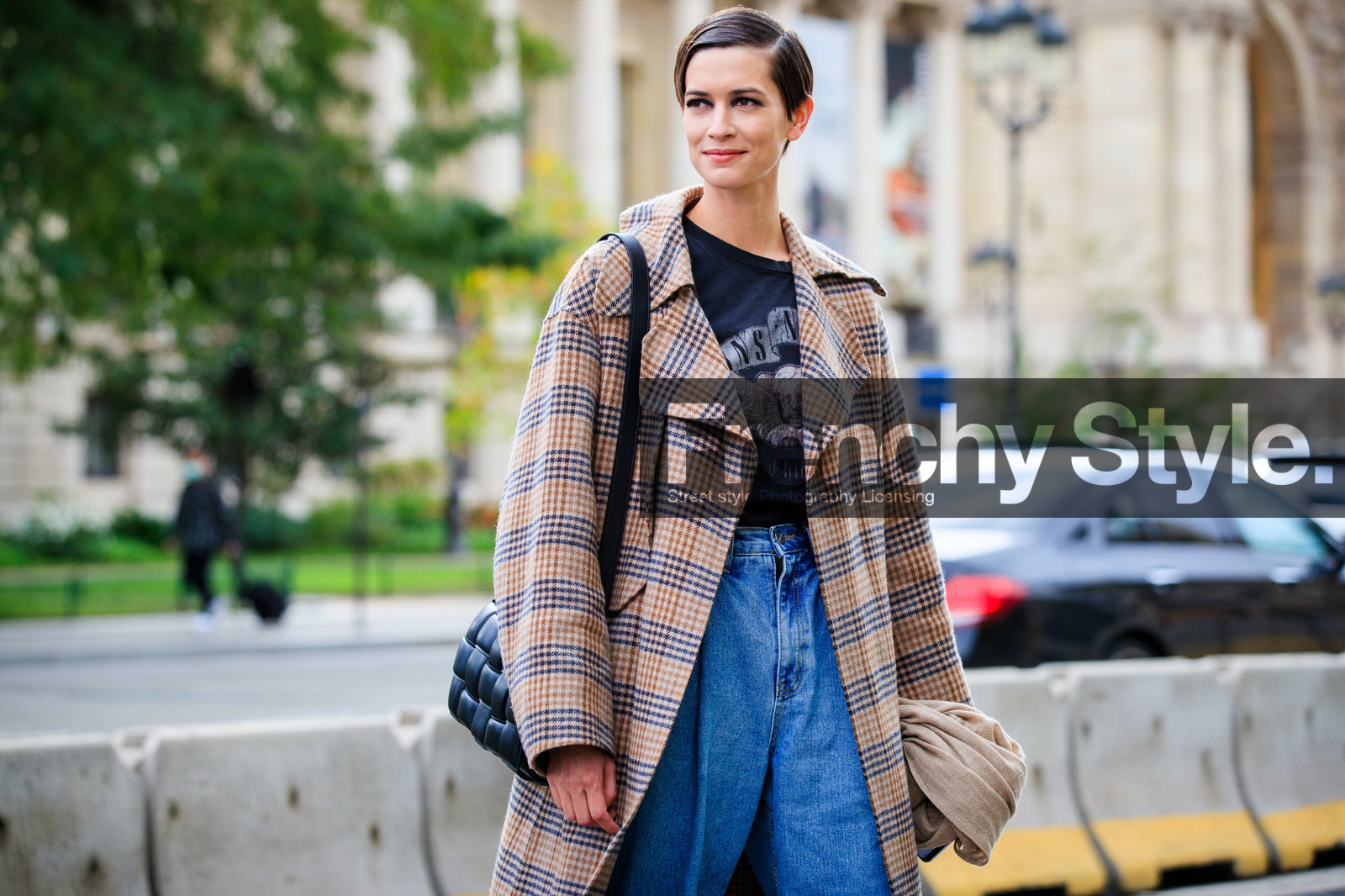 louise de chevigny, make up, make up details, camel coat, beige coat, checked coat, black leather bag, shoulder bag, plaited bag, bottega veneta bag, blue jeans, baggy pants, slouchy jeans, denim, cropped jeans, dark grey t-shirt, printed t-shirt, face printed t-shirt, hair details, black eyeliner, black eyeshadows, PARIS, PFW, fashion week, frenchystyle, FW, jonathan paciullo, street style, SPRING SUMMER 2021, SS 21, horizontal, atmosphere details, detail, model