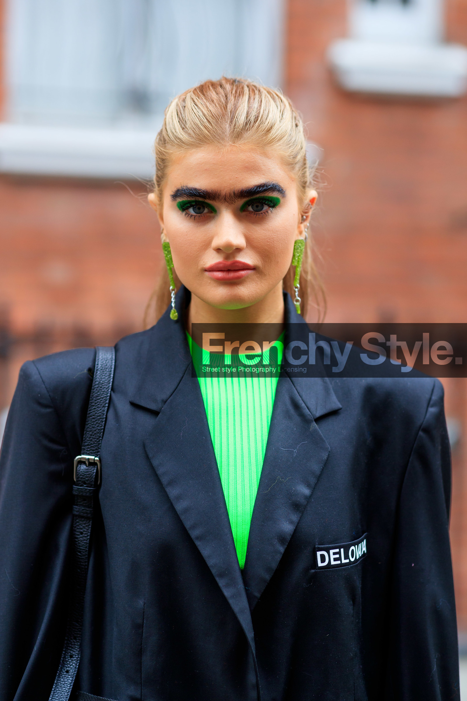 model, black jacket, neon green top, green eyeliner, eye make up, make up, make up details, big eyebrows, dangling earrings, plastic earrings, green earrings, strassed earrings, fashion week, frenchystyle, FW, jonathan paciullo, street style, vertical, detail, atmosphere details