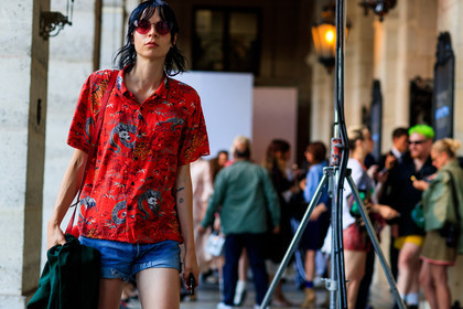 animal print, blue denim, denim shorts, graphic shirt, leather bag, prada, printed shirt, red bag, red shirt, sunglasses, wet hair, fashion week, frenchystyle, FW, jonathan paciullo, street style, PFW, PARIS, atmosphere details, horizontal, detail, model, AUTUMN WINTER 2018-2019, FALL WINTER 2018-2019, FW 18-19