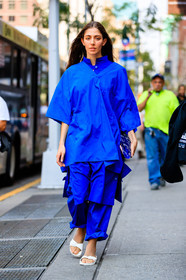 blue pants, blue shirt, fashion week, frenchystyle, full length, FW, jonathan paciullo, leather shoes, NEW YORK, NYFW, oversize, SPRING SUMMER 2017, SS 17, street style, tone on tone, total look blue, trousers, vertical, white sandals, wide pants, woman