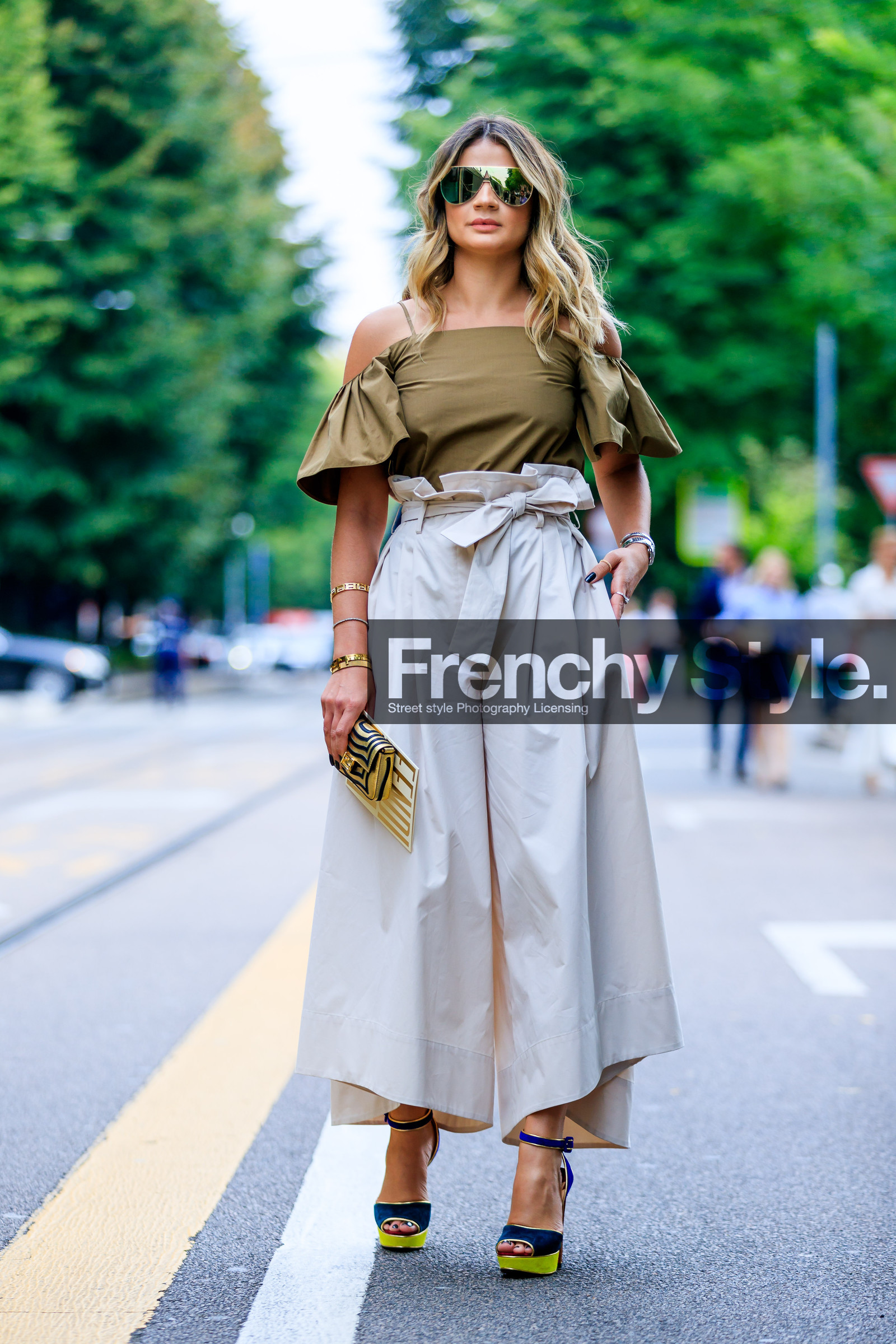 beige pants, blue sandals, bracelet, brown top, bulgari, fashion week, frenchystyle, full length, FW, gold bag, golden bag, golden jewelry, high heels, high waist, jonathan paciullo, leather shoes, metallic bag, metallic clutch, MFW, MILAN, off the shoulder, printed clutch, SPRING SUMMER 2017, SS 17, street style, sunglasses, thassia naves, trousers, velvet, vertical, watch, wide pants