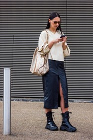 London, Bags, tote bag, midi skirt, skirt, boots, sunglasses, military boots, necklace, fashion week, frenchystyle, FW, jonathan paciullo, street style, SPRING SUMMER 2022, SS 22, LFW, vertical, full length